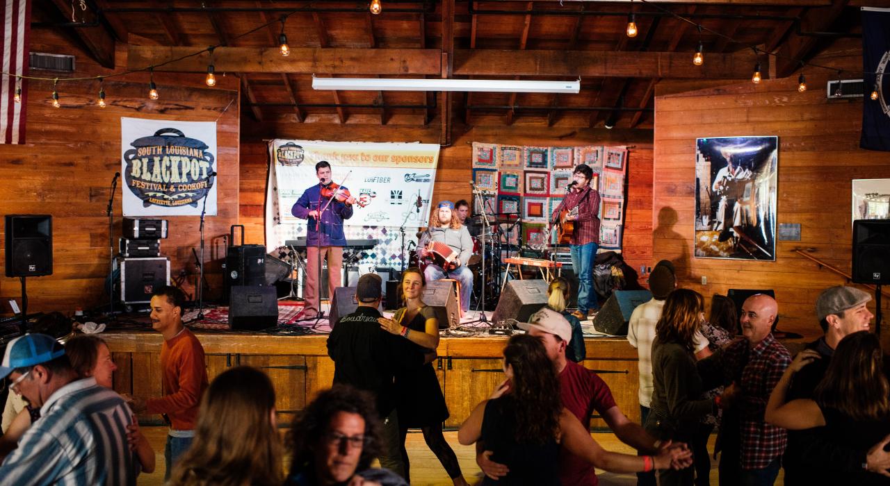 在路易斯安那州拉斐特的黑铁锅烹饪大赛中随着现场音乐欢快起舞