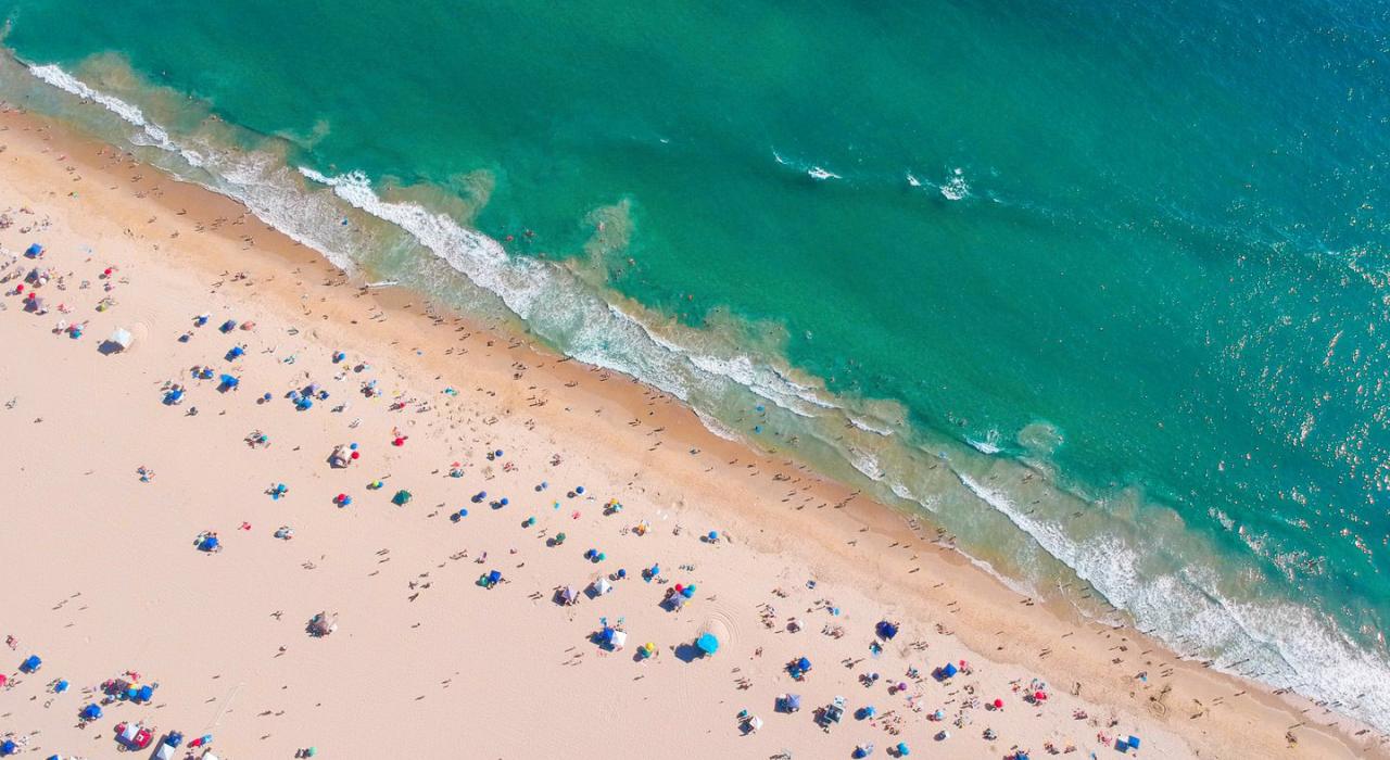 加利福尼亚州亨廷顿海滩海岸线航拍景观