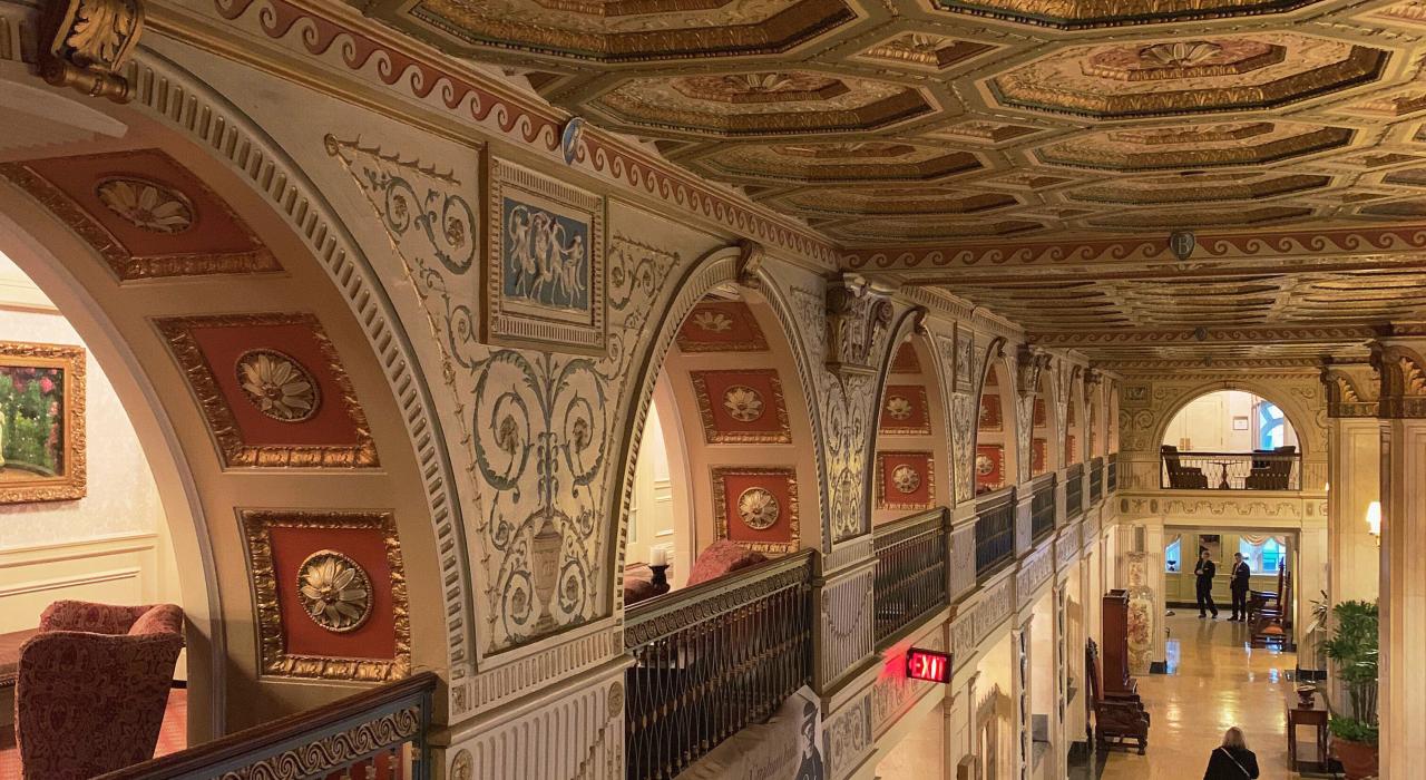 历史悠久的 Brown Hotel 华丽大厅，著名的热布朗三明治发源地