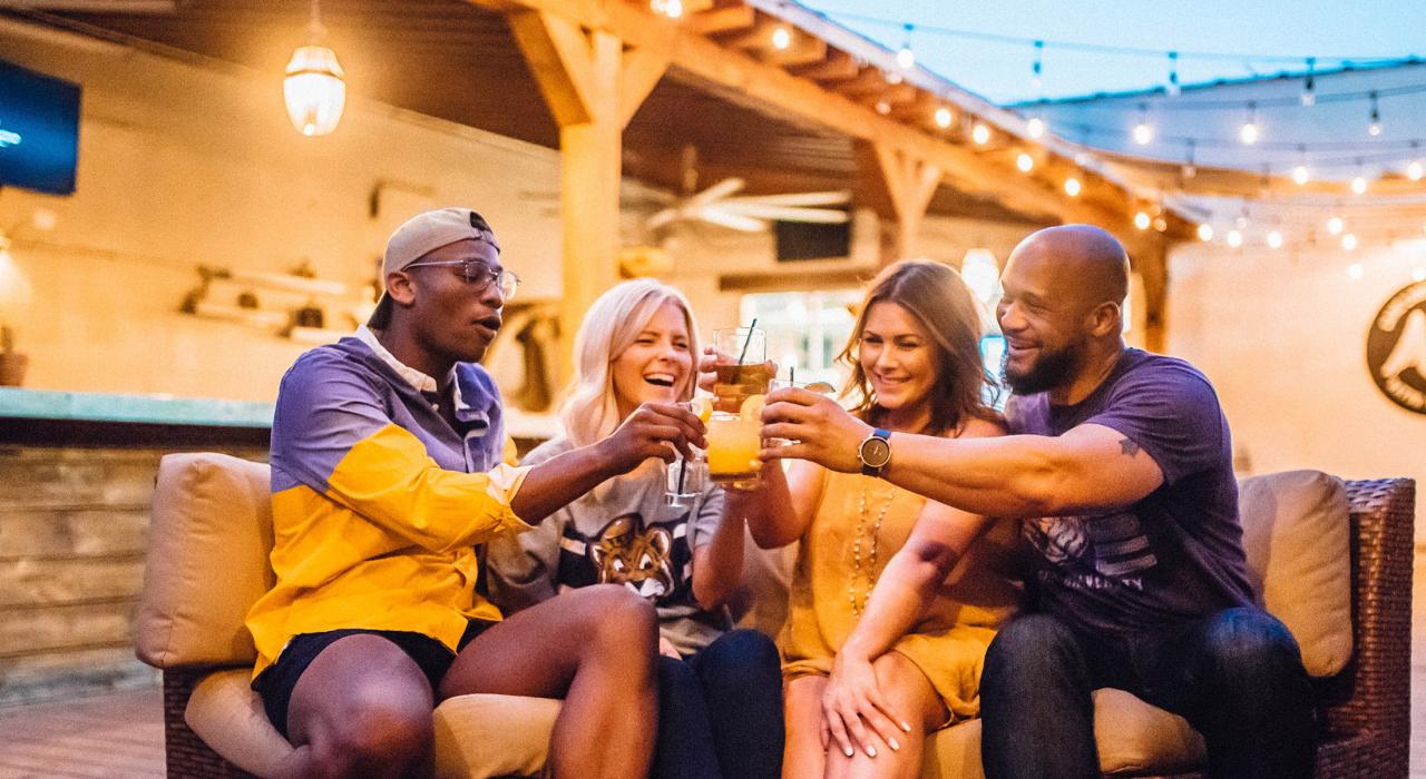 在路易斯安那州巴吞鲁日的 Three Roll Estate 品尝混合了当地烈酒的鸡尾酒