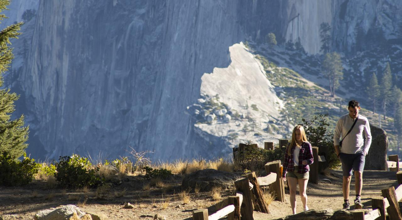 加利福尼亚州优胜美地国家公园内冰川点附近的徒步小径