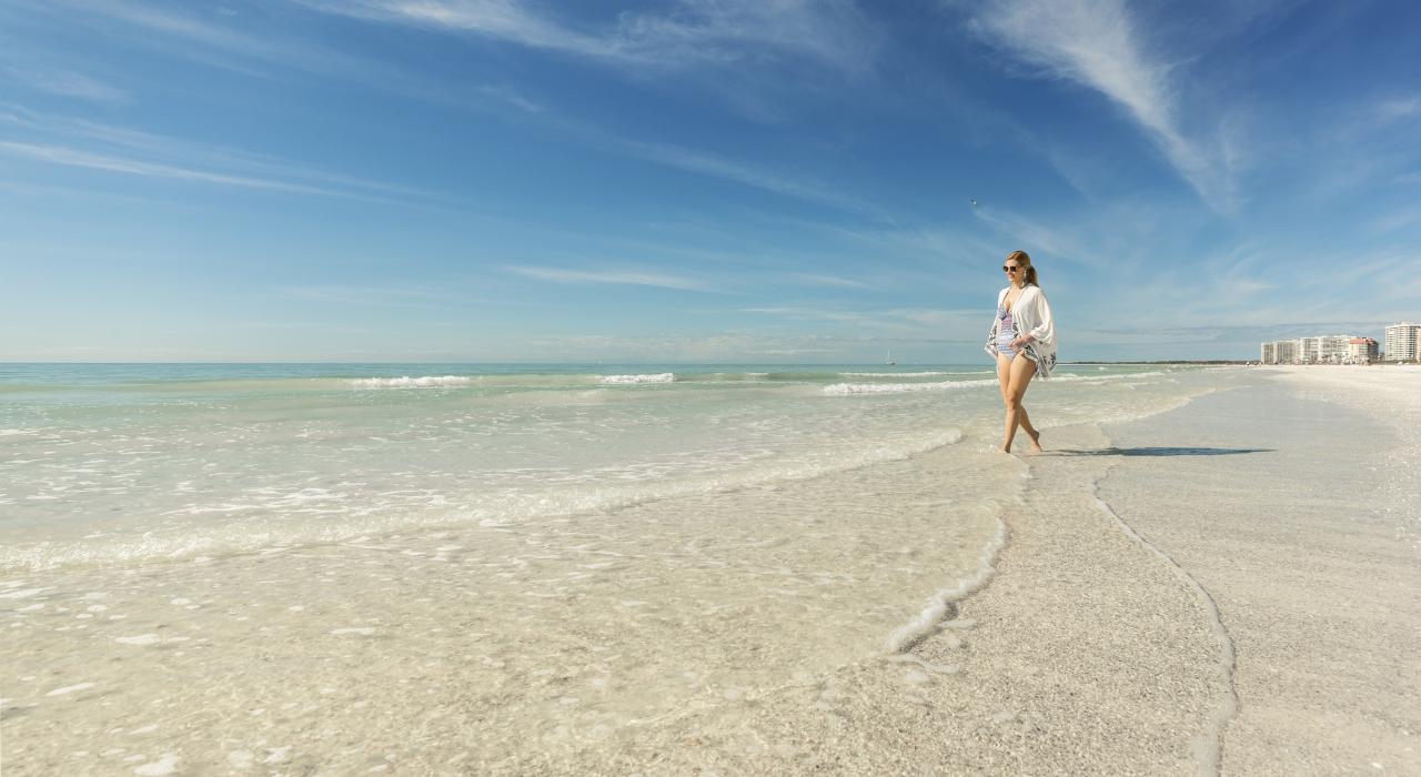 在佛罗里达州那不勒斯的原始海滩漫步