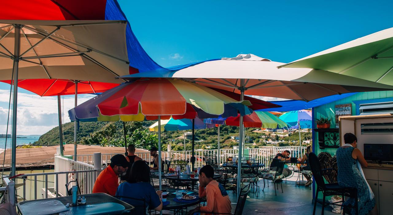 在法哈多的 Las Vistas Café 咖啡馆享受户外餐饮