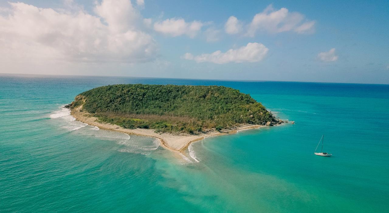 别克斯岛的 Esperanza 海滩不远处的一座小岛