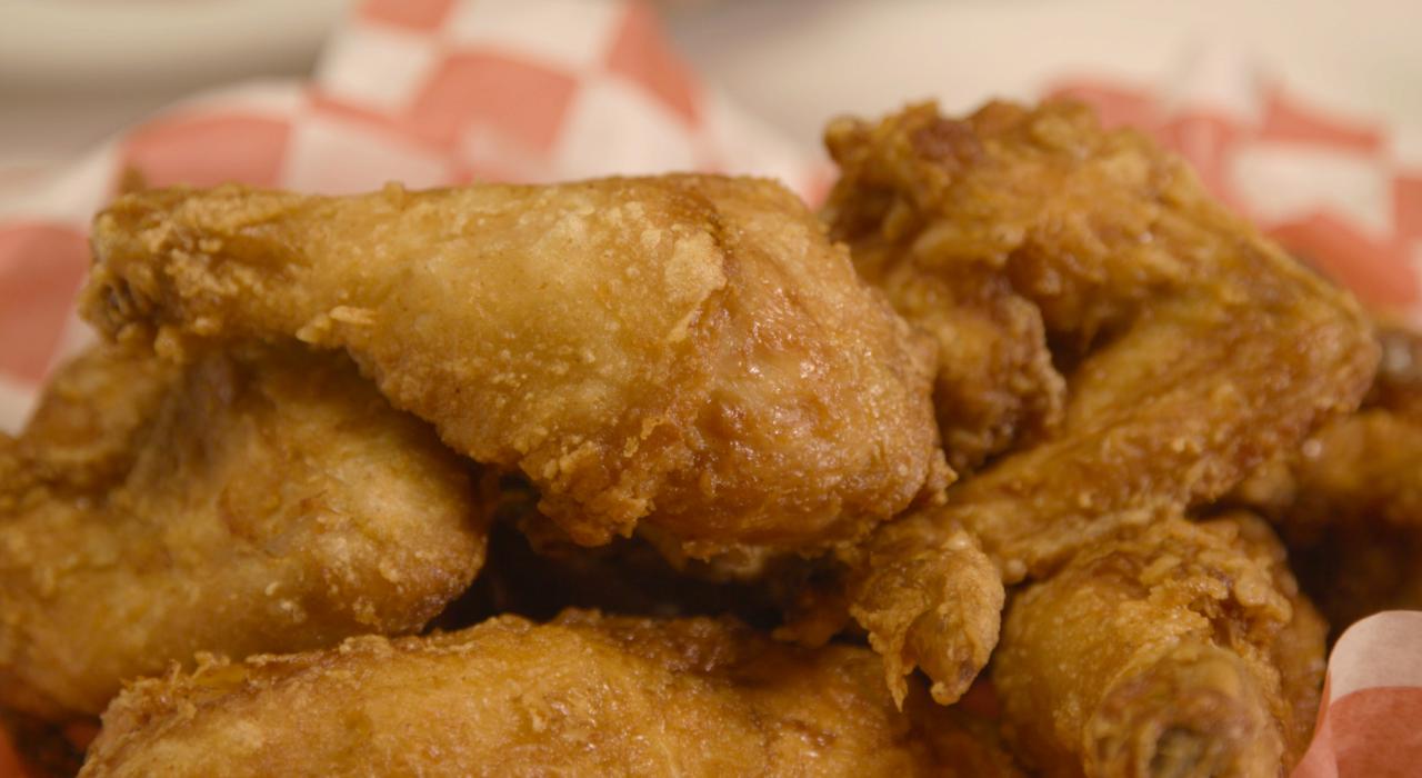 肯塔基州亨德森 Brown Bag Burgers 餐厅的新鲜炸鸡