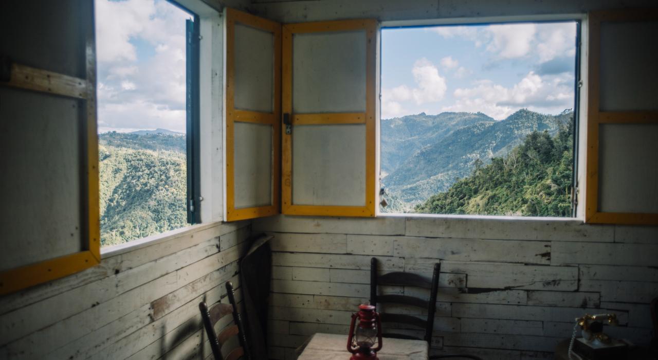 在 Ciales 的 Casa Vieja 餐馆中对着山景享受美食