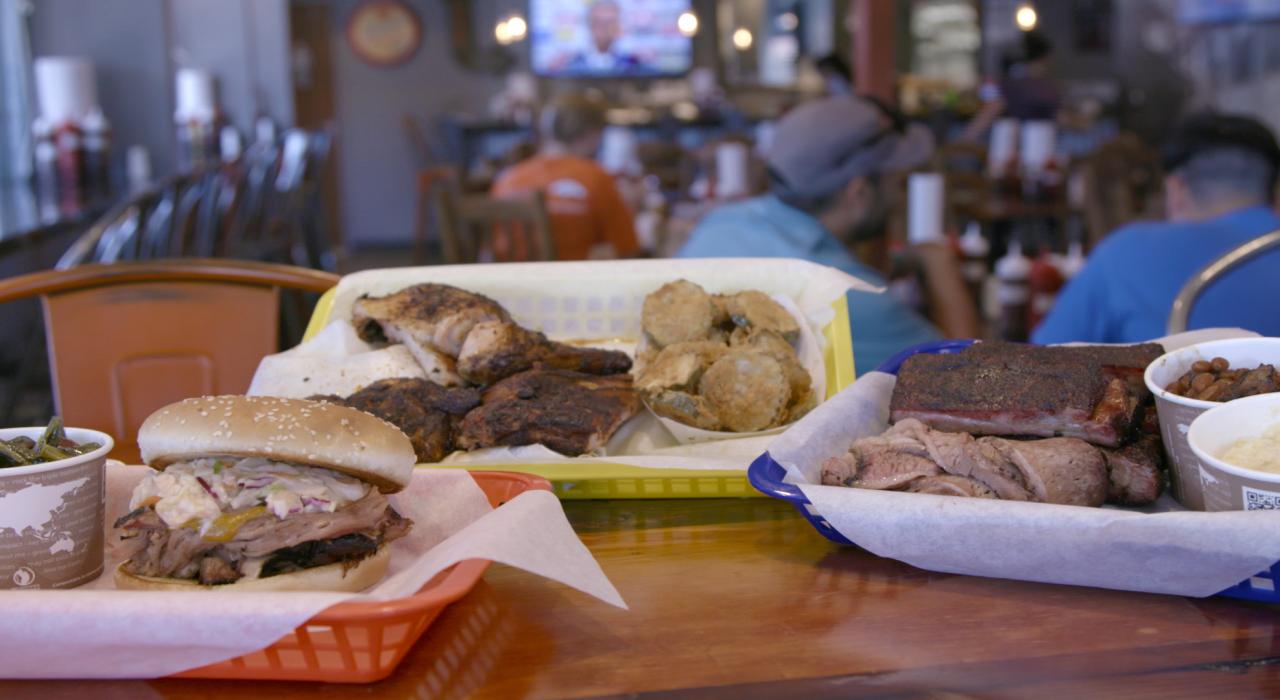 在科罗拉多州丹佛的 Smokin' Yards BBQ 烧烤餐厅品尝菜单美食