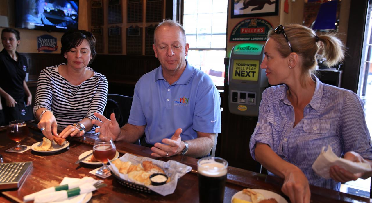 肯塔基州卡温顿 Mainstrasse Village 村 Cock & Bull Public House 餐厅的冰啤和美食