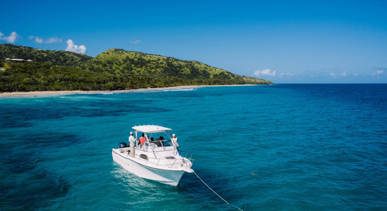 租一艘船，来一次环库莱布拉岛的浮潜之旅