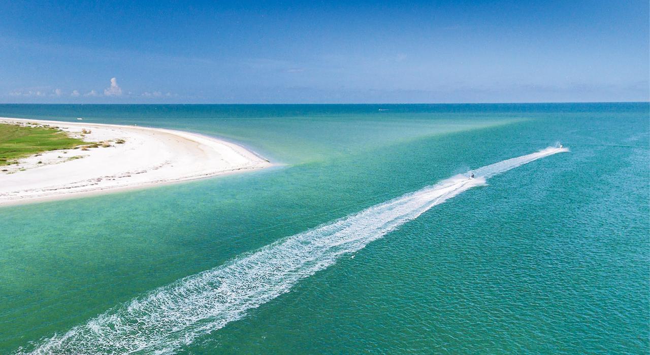 在佛罗里达州达尼丁卡拉黛希岛州立公园的海岸旁体验水上摩托车