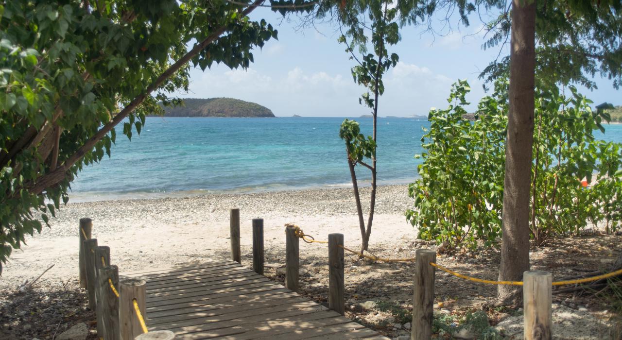 通往库莱布拉岛塔马林多海滩的木板道