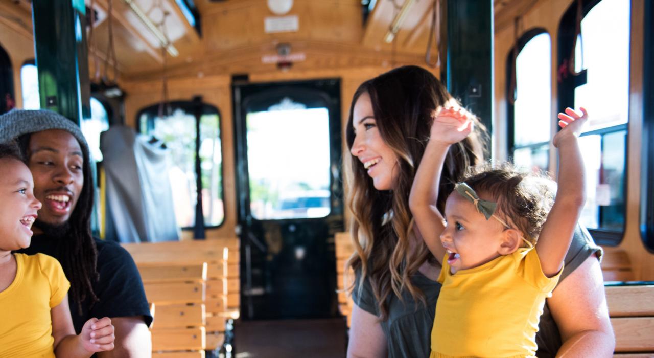 乘坐电车与家人绕城而行共度美好时光 乘坐电车与家人绕城而行共度美好时光