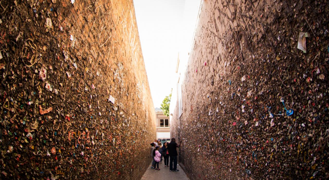 参观泡泡糖小巷,看看粘在墙上的各式口香糖 参观泡泡糖小巷,看看粘在墙上的各式口香糖