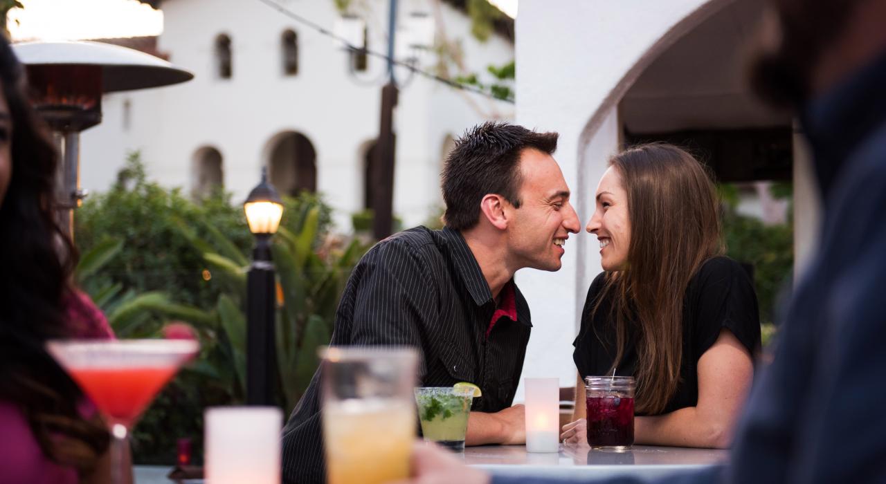 在拥有美丽夜景的市中心享受露天美食 在拥有美丽夜景的市中心享受露天美食