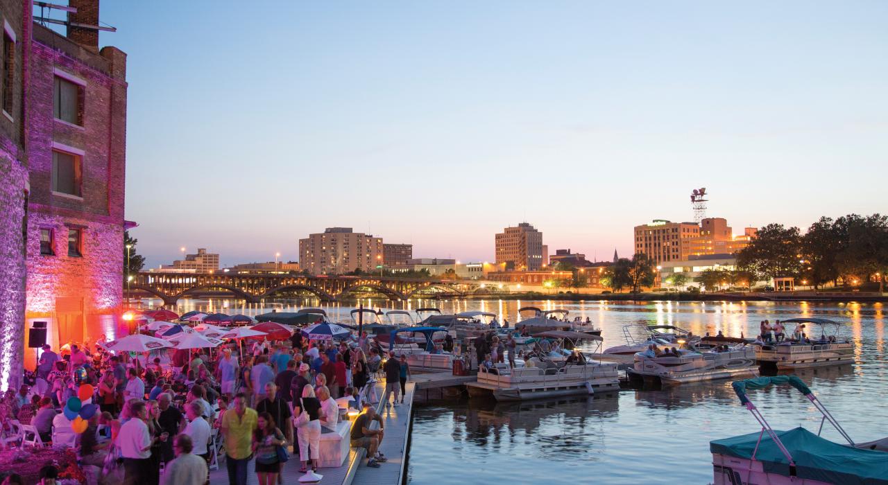 沿罗克福德市中心的罗克河而建的Prairie Street Brewing Co. 酿酒公司