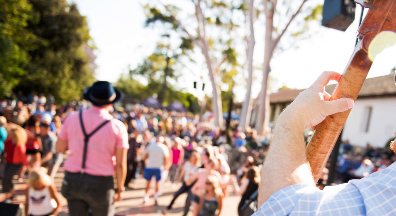 在市中心广场系列音乐会上欣赏现场音乐 在市中心广场系列音乐会上欣赏现场音乐