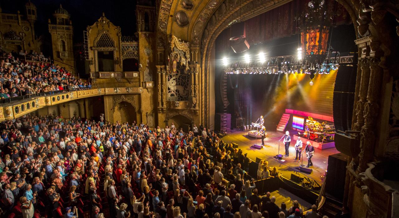 科罗纳多表演艺术中心举办的音乐会门庭若市