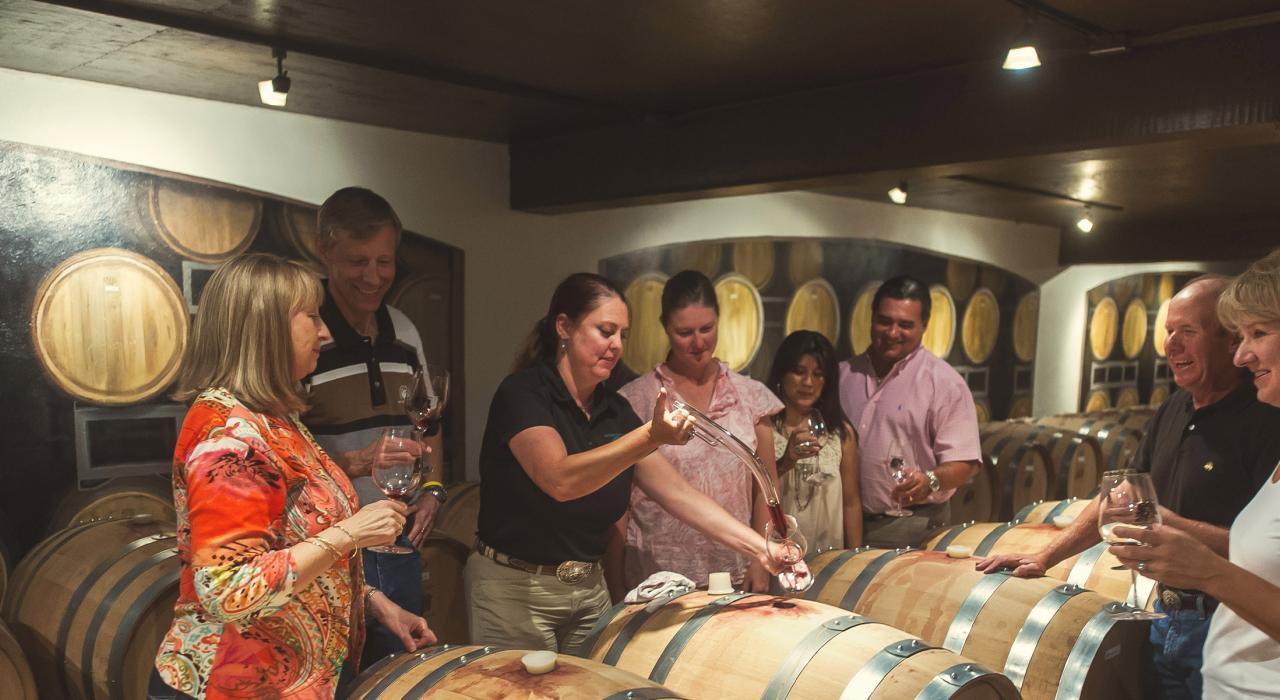 在德克萨斯州酒乡的酿酒师活动上，直接从酒桶取酒，品尝新鲜美酒