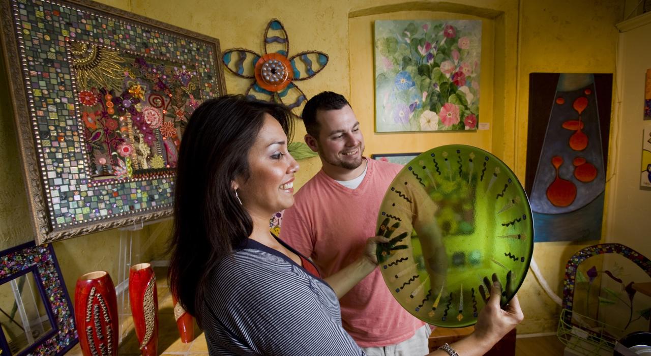 在“第一个周五艺术漫步 (First Friday Art Walk)”活动期间，参观艺术画廊