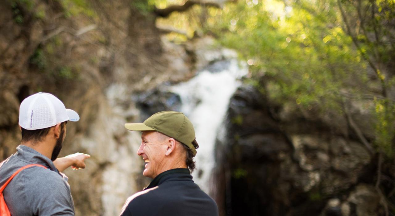 徒步穿越森林时可观看瀑布美景 徒步穿越森林时可观看瀑布美景