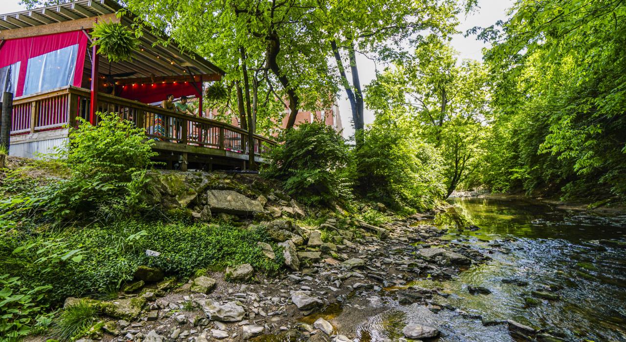 列克星敦 Break Room at Pepper 露台上的河畔风景