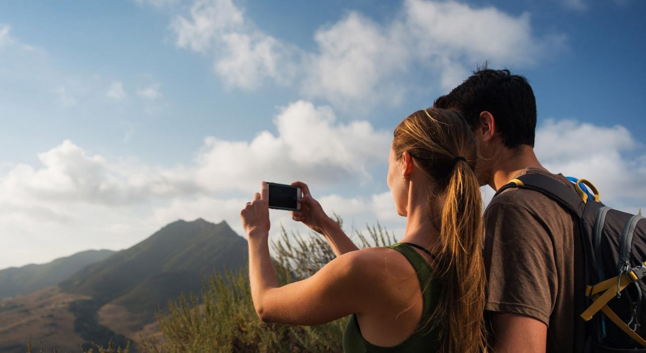 在绵延起伏的群山中徒步旅行,欣赏壮丽景色 在绵延起伏的群山中徒步旅行,欣赏壮丽景色