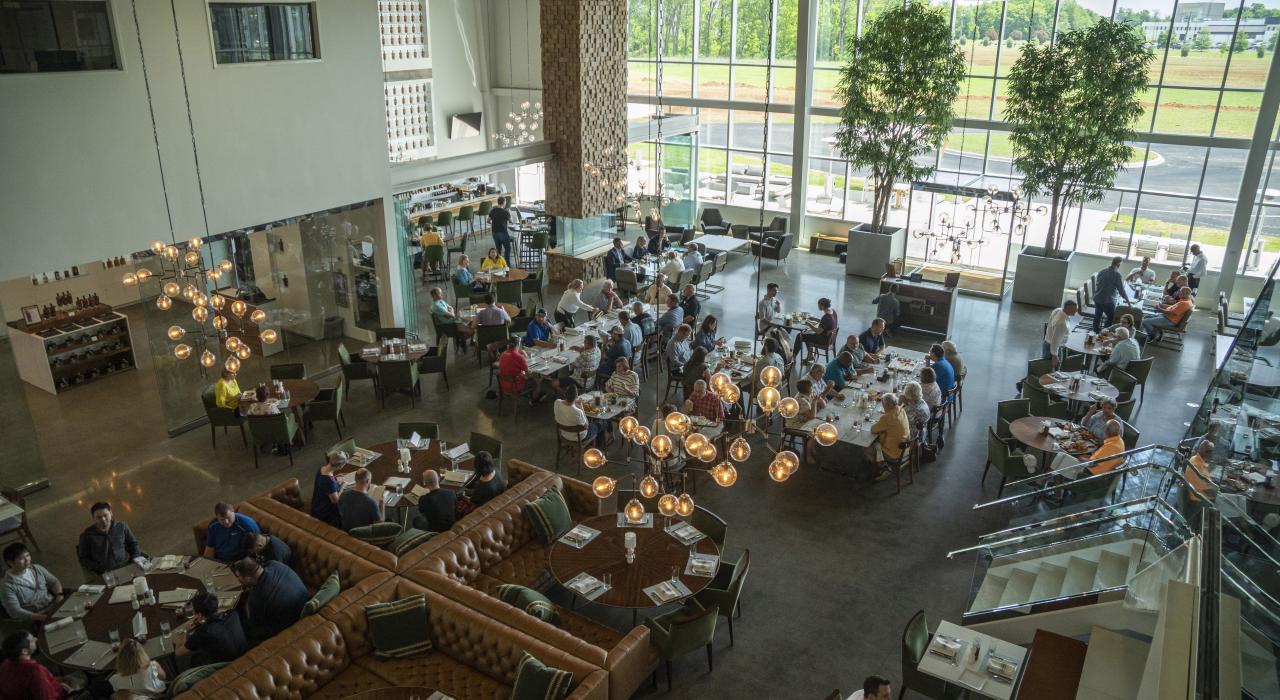 在巴兹敦波旁酒厂的 Bottle & Bond Kitchen and Bar 用餐