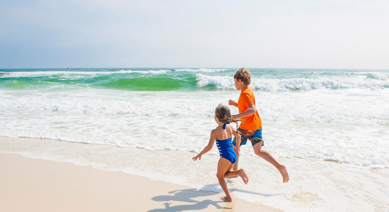 孩子们在彭萨科拉墨西哥湾众多岛屿之一的海滩上玩耍