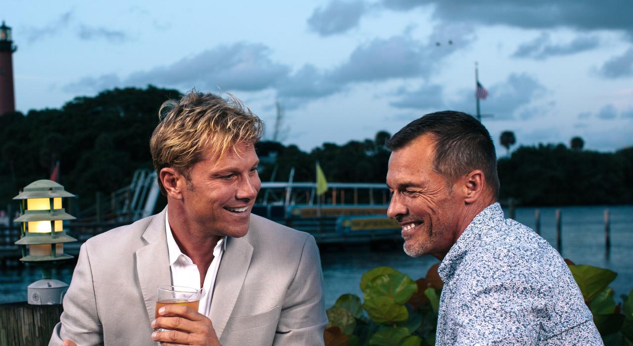 在洛克瑟哈奇河河畔一边品尝美食，一边欣赏朱庇特入口灯塔的景色