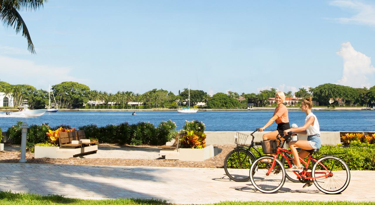 在碧水蓝天的旖旎风光中自由骑行