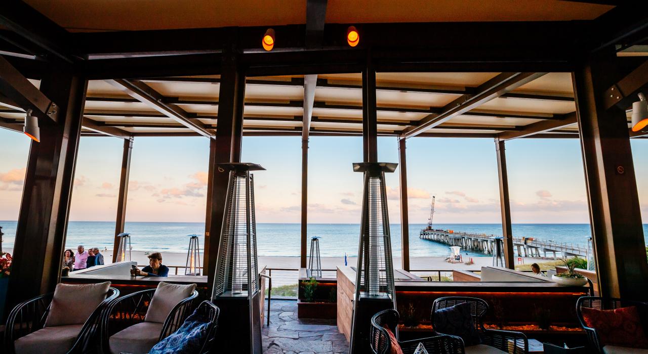 从佛罗里达州 Beach House Pompano 餐厅看到的大西洋美景