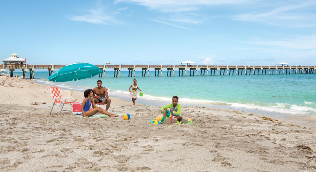 漫步海滩，尽享阖家之乐