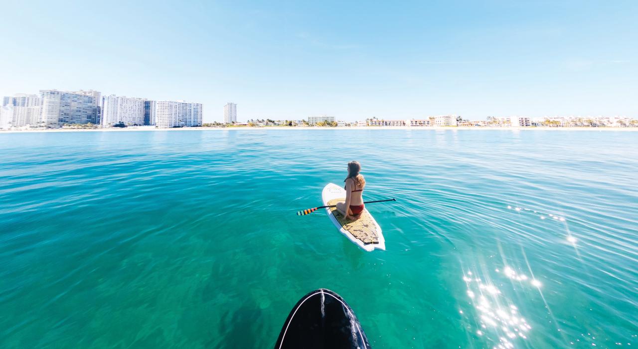 在佛罗里达州的劳德代尔海静静享受一整天的单桨冲浪