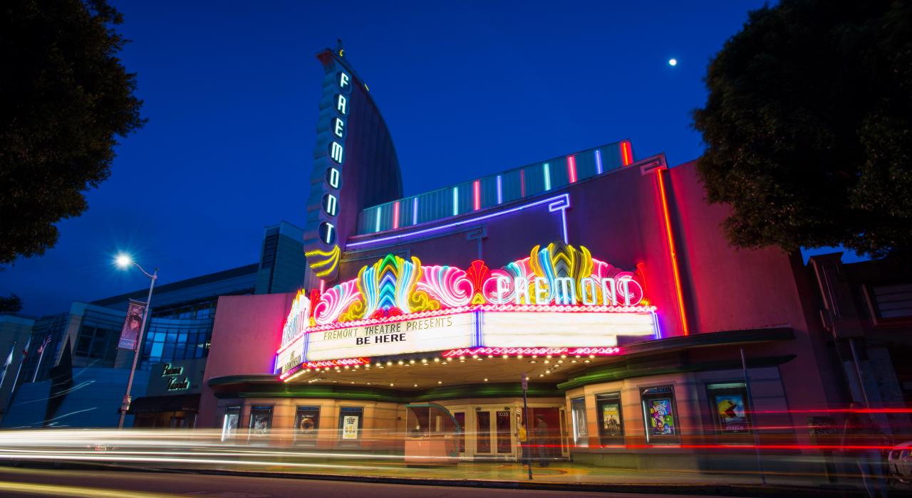 历史悠久的弗里蒙特剧院的经典霓虹灯招牌 历史悠久的弗里蒙特剧院的经典霓虹灯招牌