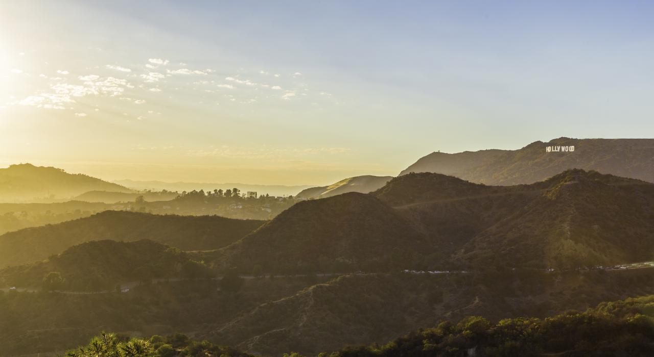 加利福尼亚州洛杉矶的好莱坞标志牌及其周围的山脉