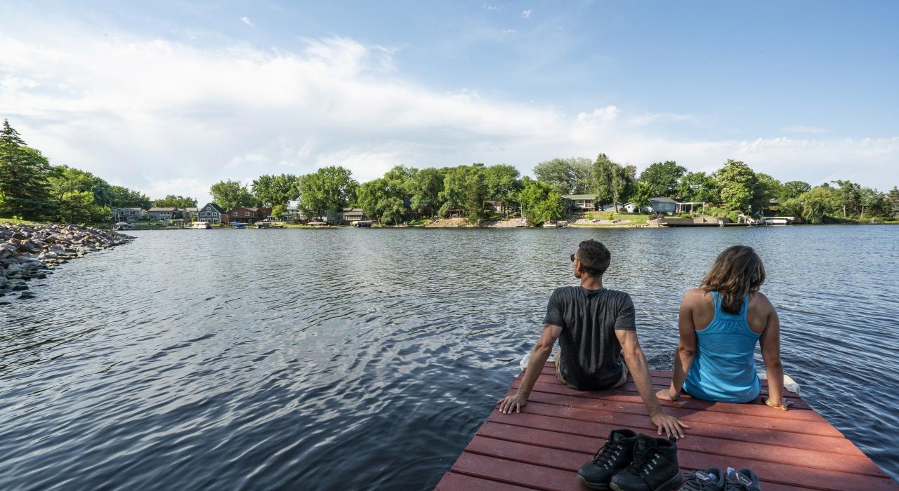 在南达科他州米切尔镇的码头上放松身心，欣赏米切尔湖的迷人景致