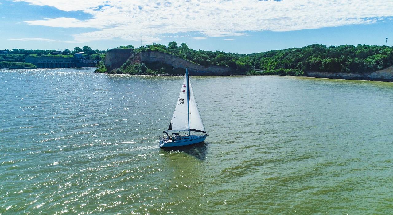 在南达科他州扬克顿市的刘易斯和克拉克休闲区乘船巡游