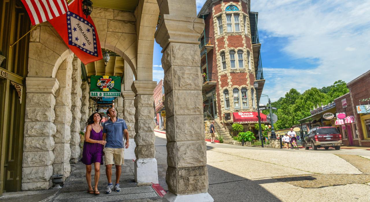 漫步在阿肯色州尤里卡斯普林斯市中心的一对夫妇