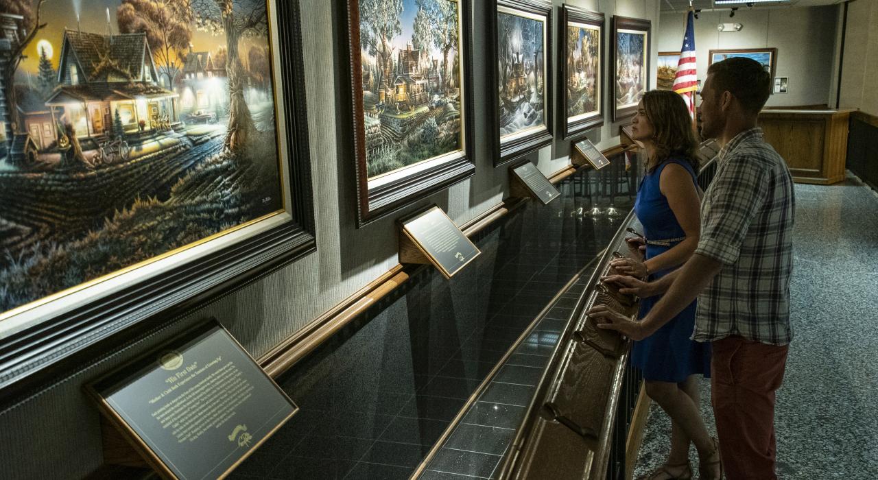 在南达科他州沃特敦的 Redlin Art Center 艺术中心欣赏特里·雷德林的画作