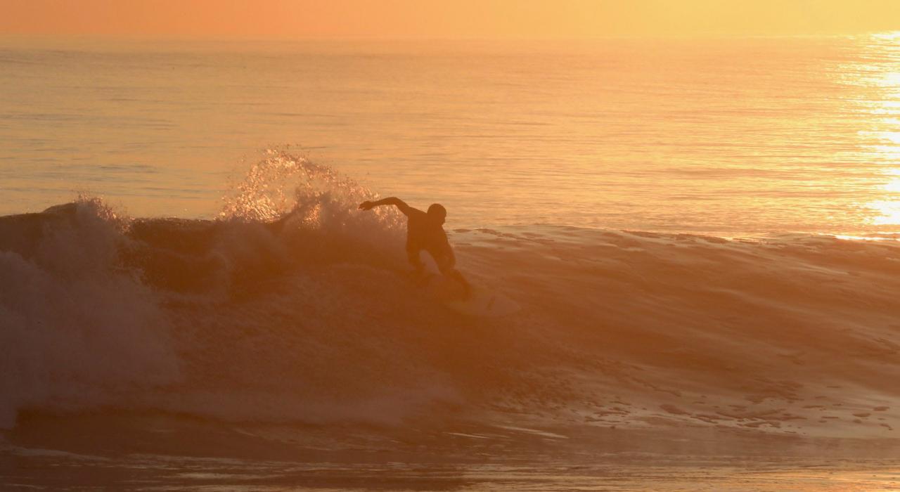 日出后在詹森比奇体验冲浪之趣