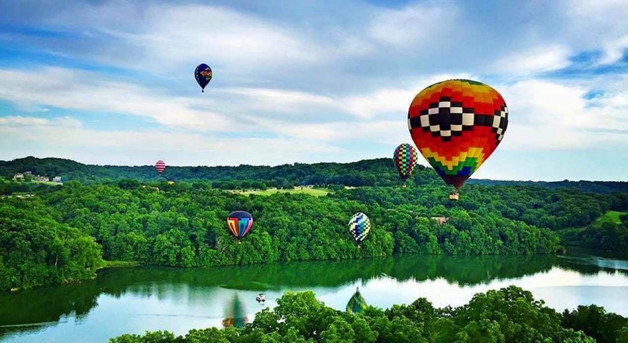 在 Eagle Ridge 度假区内举行的 Great Galena Balloon Race 气球比赛
