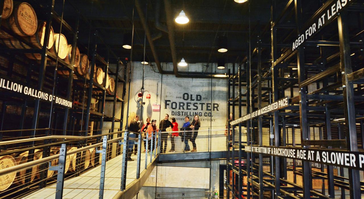 参观肯塔基州路易维尔市中心的 Old Forester 酿酒厂