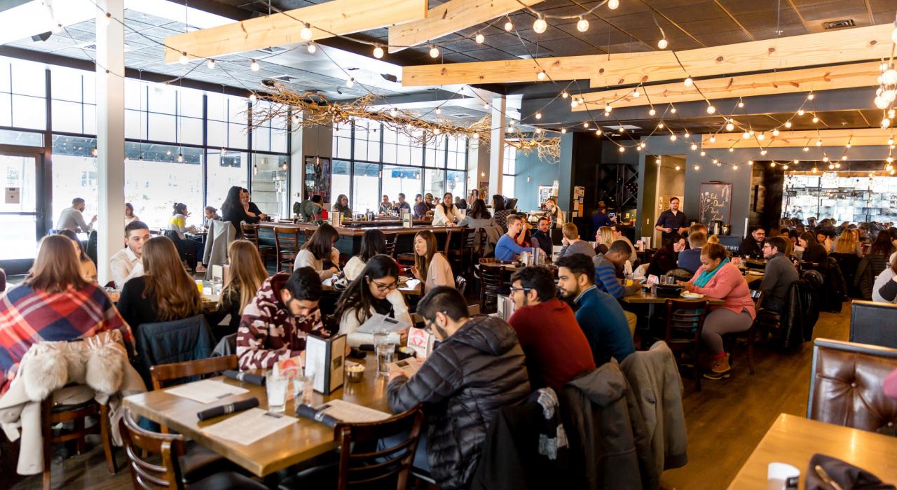 在伊利诺伊州尚佩恩的 Big Grove Tavern 用餐 在伊利诺伊州尚佩恩的 Big Grove Tavern 用餐