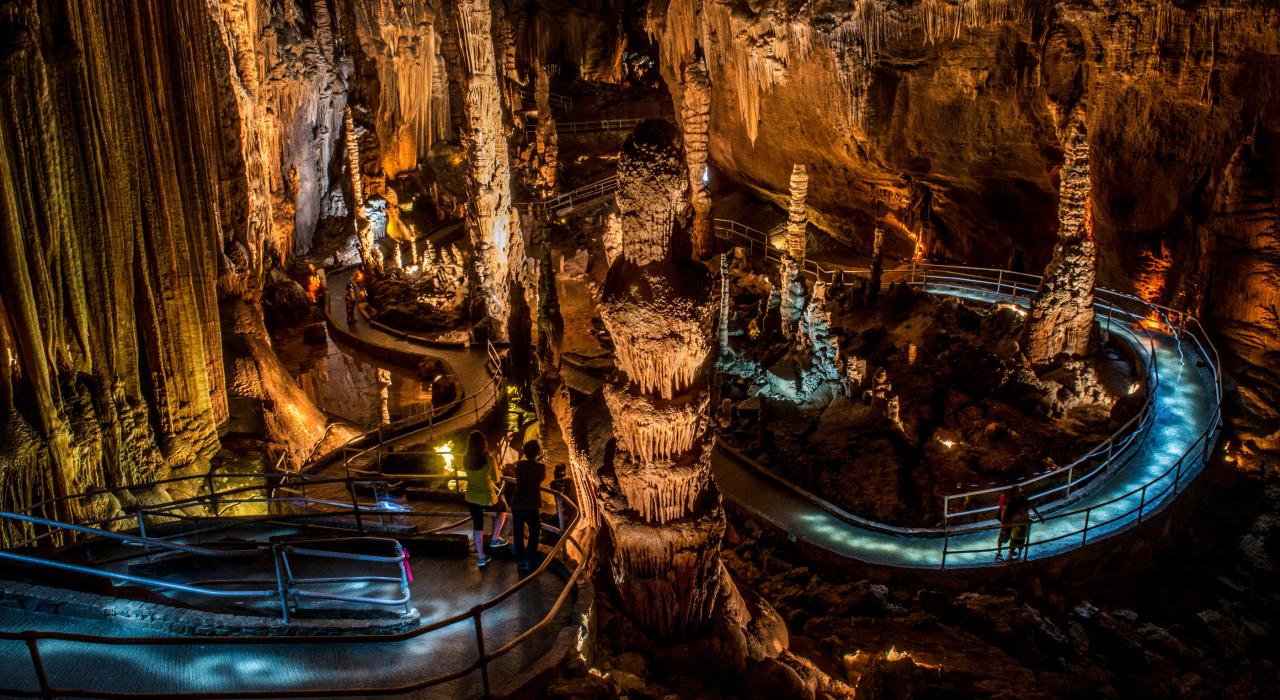 在阿肯色州山景附近布兰查德温泉洞穴和休闲区里的地下小径漫步