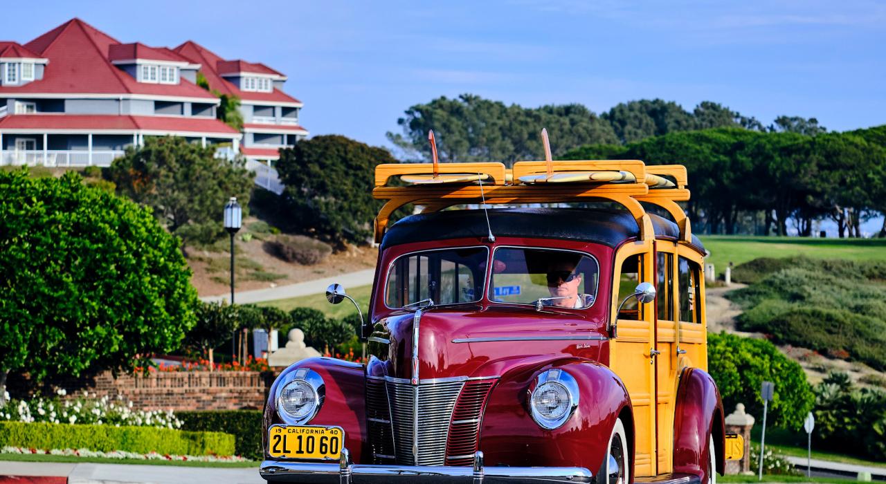 经典的冲浪木纹车沿着海岸巡游