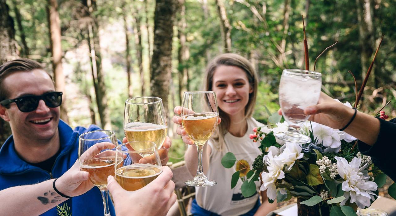 在西维吉尼亚州波托马克高地，一边畅饮美酒，一边享用露天晚餐