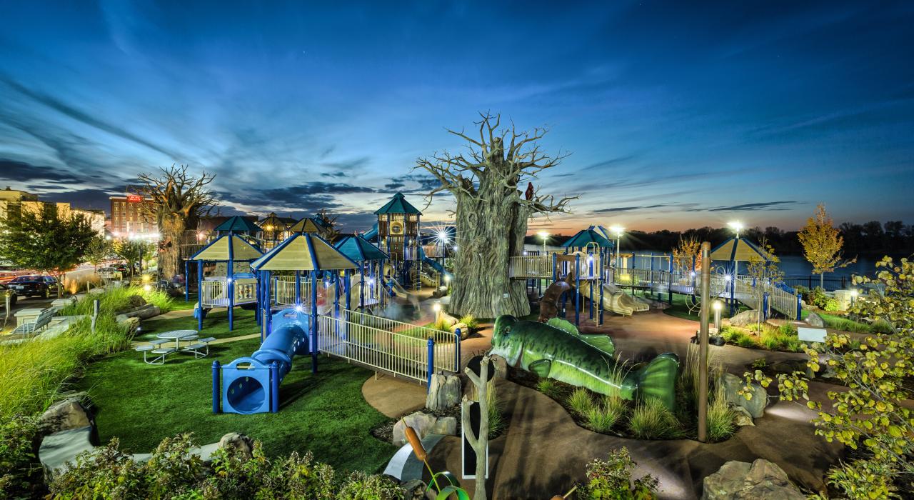 曾被“景观建筑师网络”评为世界顶级游乐园的 Smothers Park 公园园内开阔的游乐场区