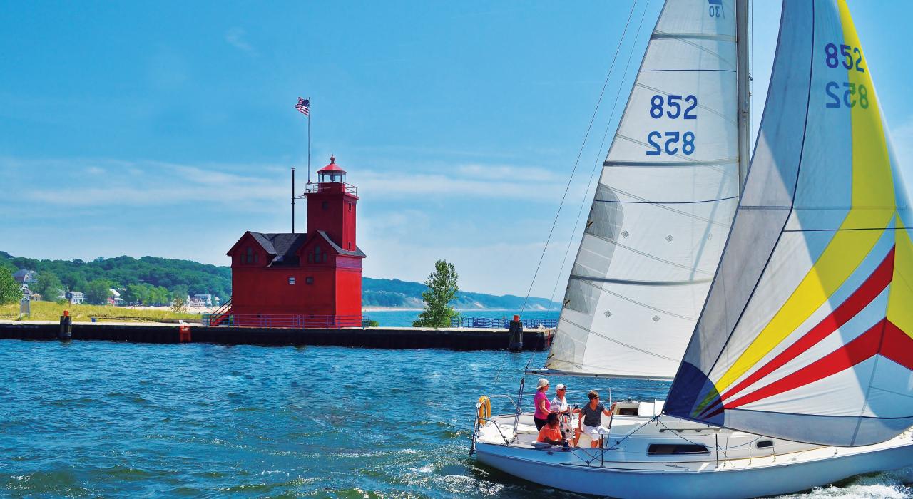 在密西根州荷兰镇的密西根湖上泛舟经过大红灯塔