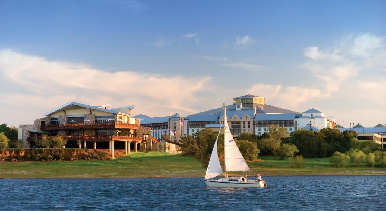 沐浴着明媚的阳光泛舟于格雷普韦恩湖上