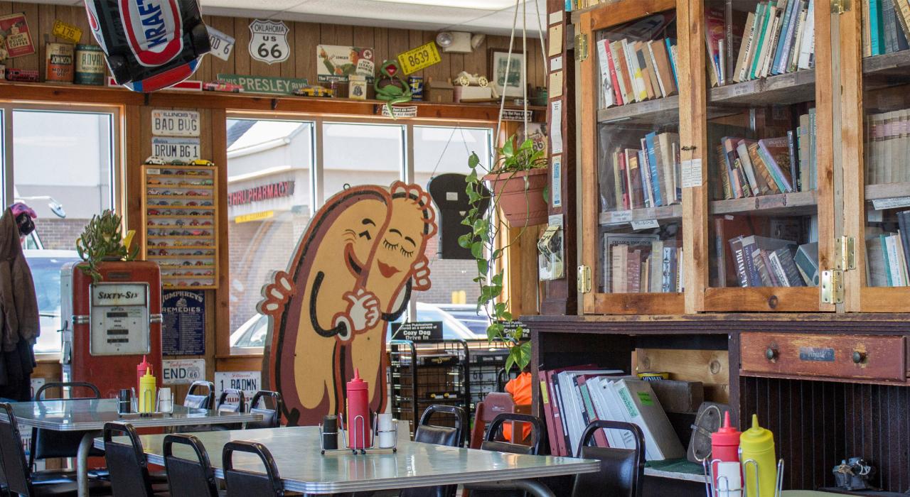 经典的 Cozy Dog Drive In 餐厅是 66 号公路的传奇 经典的 Cozy Dog Drive In 餐厅是 66 号公路的传奇
